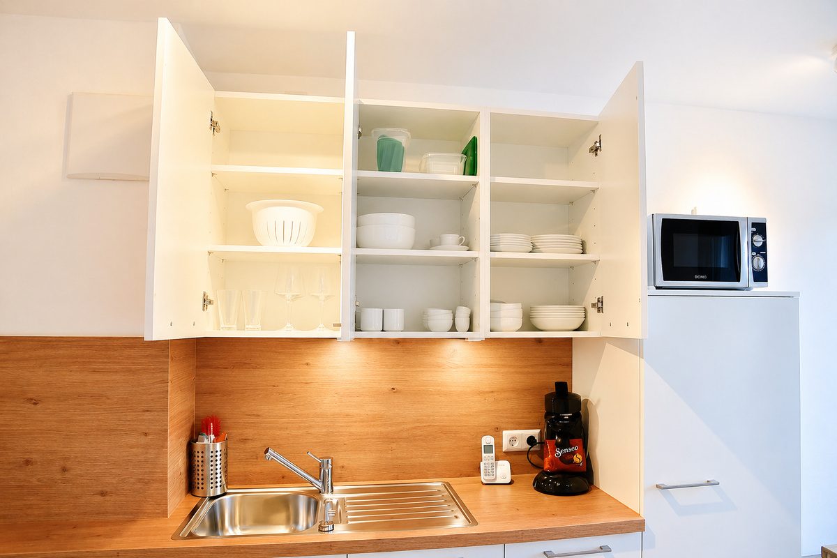 Microwave in fully equipped kitchen