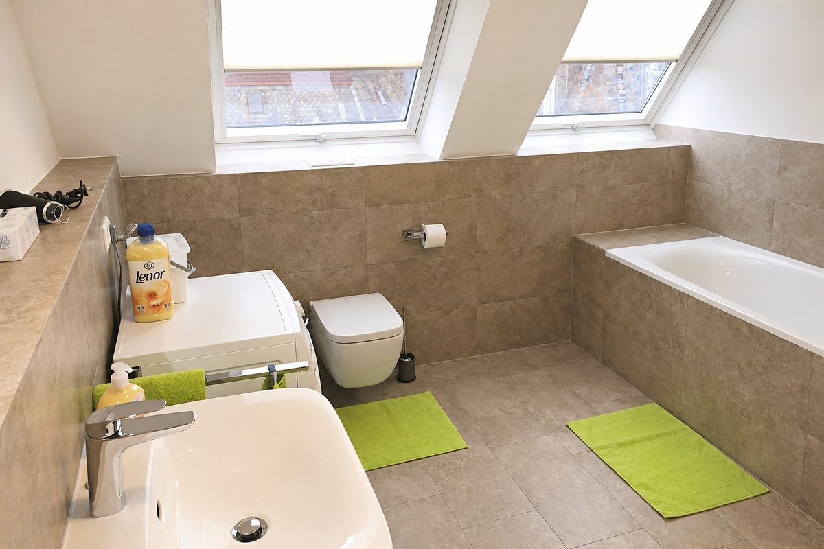 Bathroom with bathtub, toilet and washer/dryer