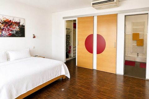 Bedroom with walk-in closet and en suite bathroom